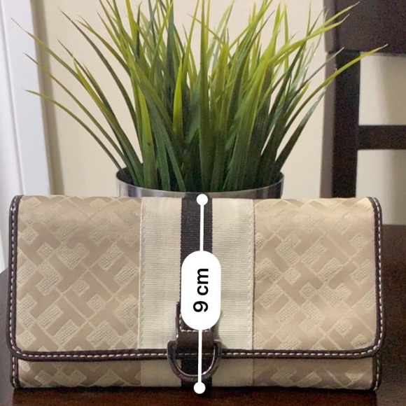 Tommy Hilfiger Trifold Wallet - Picture 8 of 9